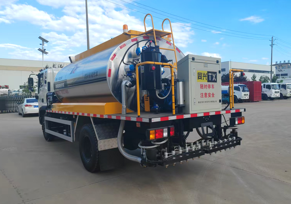 8方福田瑞沃智能瀝青灑布車(chē)
