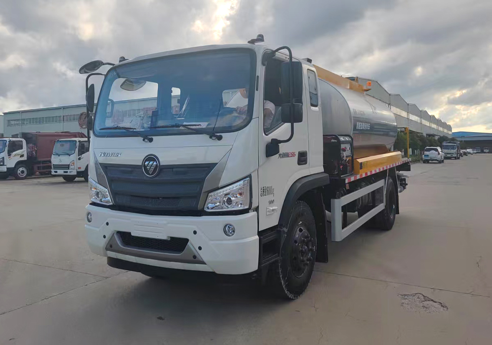 8方福田瑞沃智能瀝青灑布車(chē)
